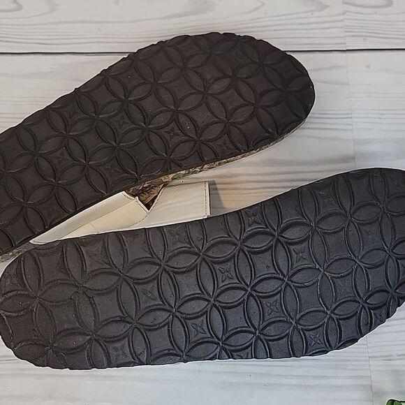 Muk Luks Marsha Sandals In White Womens Size 8 - Picture 6 of 7